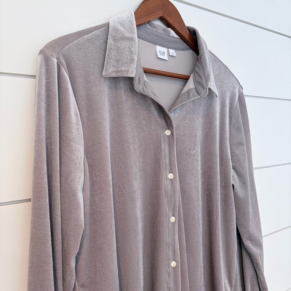 GAP Velvet Button Down Blouse Taupe Minimalist Soft Girl Stretch M Quiet Luxury - Picture 3 of 8